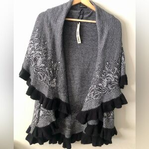 Coco + Carmen Black and Gray Patterned Poncho